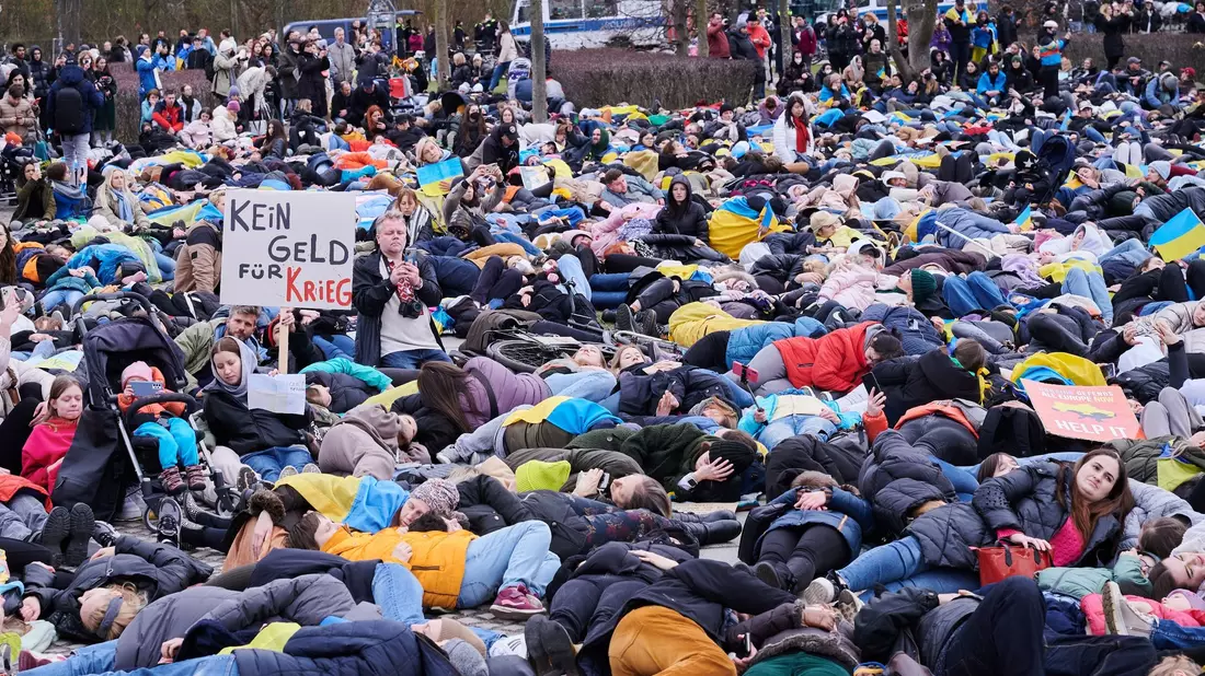 «Lasst die Geiseln frei»: Eine Demonstrantin mit einem Transparent auf der Kundgebung «Jüdisches Leben Berlin» für Israel und gegen Antisemitismus. - Bild: Annette Riedl/dpa