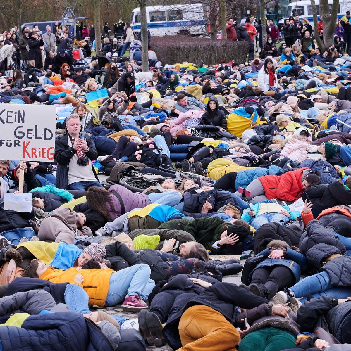 «Lasst die Geiseln frei»: Eine Demonstrantin mit einem Transparent auf der Kundgebung «Jüdisches Leben Berlin» für Israel und gegen Antisemitismus. - Foto: Annette Riedl/dpa