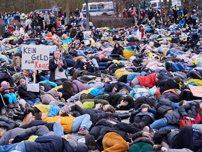 «Lasst die Geiseln frei»: Eine Demonstrantin mit einem Transparent auf der Kundgebung «Jüdisches Leben Berlin» für Israel und gegen Antisemitismus. - Foto: Annette Riedl/dpa