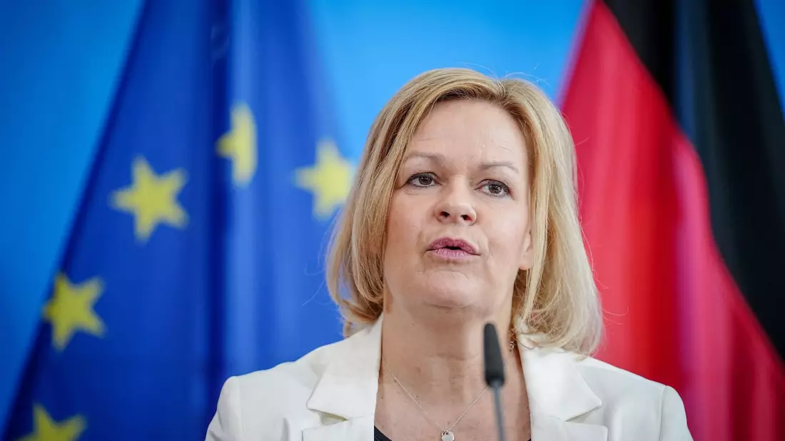 Bundesinnenministerin Nancy Faeser (SPD) möchte die Abschiebung von Straftätern nach Afghanistan fortsetzen. (Archivbild) - Bild: Kay Nietfeld/dpa