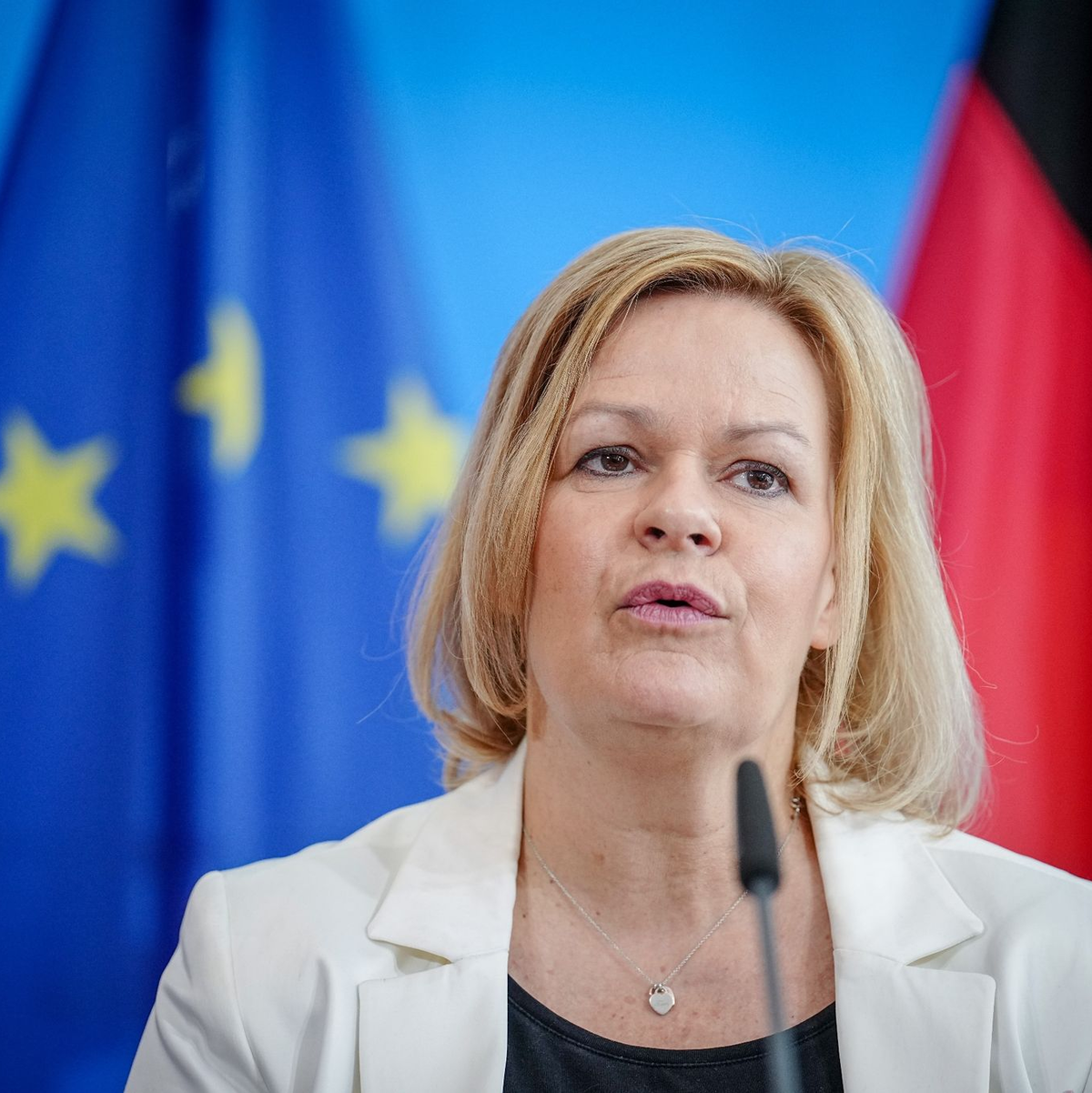 Will den steigenden Antisemitismus auch zum Thema der Deutschen Islam Konferenz machen: Nancy Faeser. - Foto: Kay Nietfeld/dpa