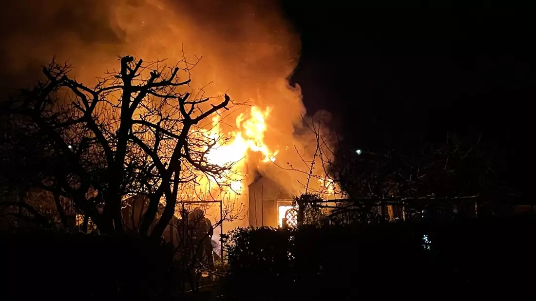 FW Mainz: Feuerwehr Mainz rückt zu Wohnungsbrand in Gonsenheim aus. Falschparker behindern Einsatzkräfte. - Bild: presseportal.de