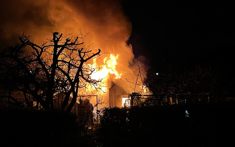 FW Mainz: Feuerwehr Mainz rückt zu Wohnungsbrand in Gonsenheim aus. Falschparker behindern Einsatzkräfte. - Foto: presseportal.de