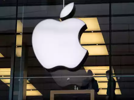 Das Logo des Technologieunternehmens Apple ist an einem Apple Store zu sehen. - Foto: Sven Hoppe/dpa