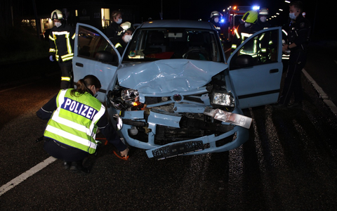 POL-COE: Nottuln, Heller/Brückengeländer bei Verkehrsunfall beschädigt - Polizei sucht roten Opel Insignia - Foto: presseportal.de