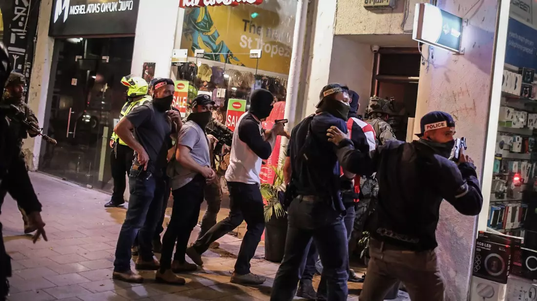 Die israelische Polizei sperrt den Tatort in Tel Aviv ab. - Bild: Ilia Yefimovich/dpa
