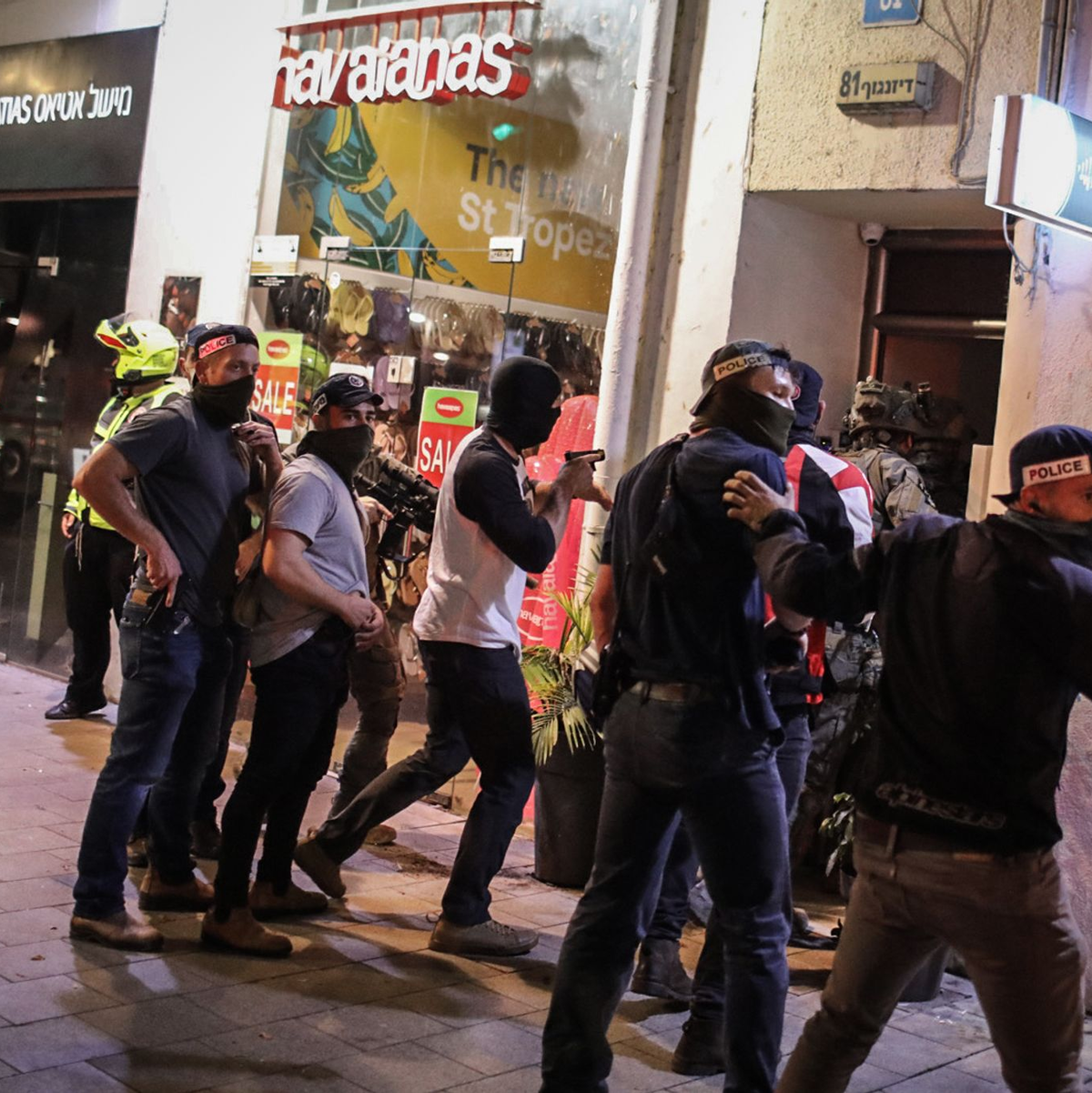 Die israelische Polizei sperrt den Tatort in Tel Aviv ab. - Foto: Ilia Yefimovich/dpa