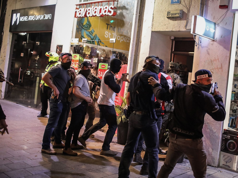 Die israelische Polizei sperrt den Tatort in Tel Aviv ab. - Foto: Ilia Yefimovich/dpa