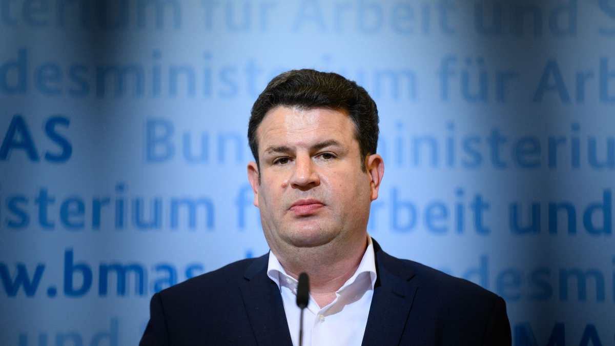 Arbeitsminister Hubertus Heil informierte in der Bundespressekonferenz über geplante Maßnahmen zur Arbeitsmarktintegration. - Foto: Bernd von Jutrczenka/dpa