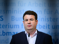 Arbeitsminister Hubertus Heil informierte in der Bundespressekonferenz über geplante Maßnahmen zur Arbeitsmarktintegration. - Foto: Bernd von Jutrczenka/dpa