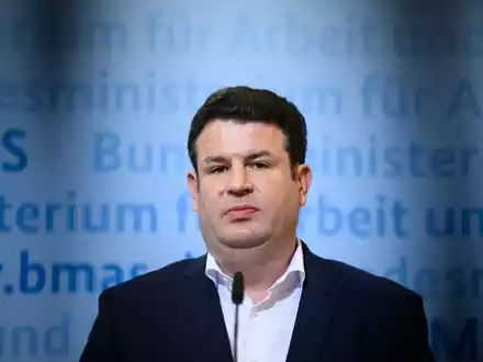 Nach Angaben des Ministeriums von Hubertus Heil (SPD) handelt es sich bei der fürs Bürgergeld eingeplanten Summe um einen «Schätz-Titel». (Archivbild) - Foto: Bernd von Jutrczenka/dpa