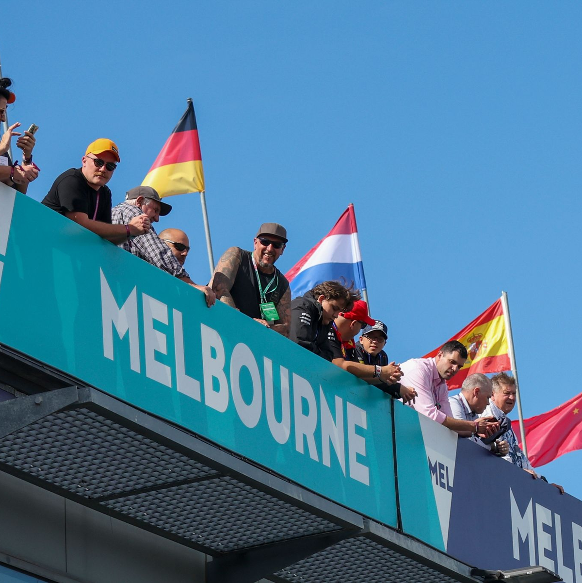 Der Formel-1-Superstar gab Regisseur Kosinski Fahrstunden. - Foto: Asanka Brendon Ratnayake/AP/dpa