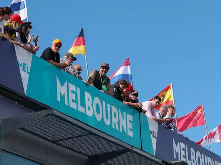 Im ersten Training ist Hamilton nicht vorn mit dabei. - Foto: Asanka Brendon Ratnayake/AP/dpa