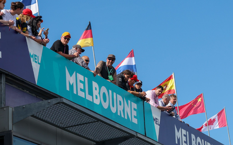 Früh gestrandet: Der Williams von Carlos Sainz musste per Abschleppwagen zur Garage zurückgefahren werden.  - Foto: Asanka Brendon Ratnayake/AP/dpa