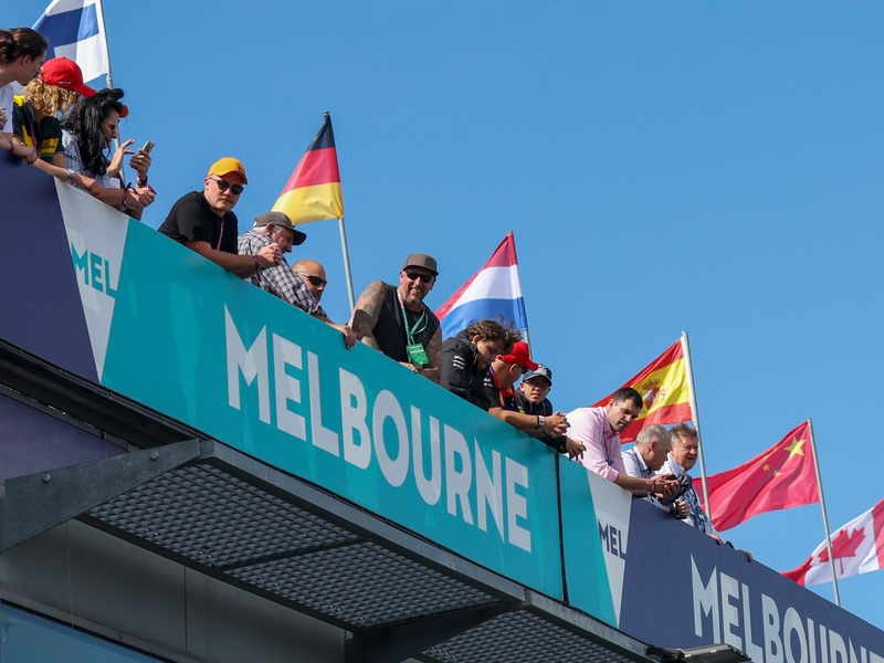 Früh gestrandet: Der Williams von Carlos Sainz musste per Abschleppwagen zur Garage zurückgefahren werden.  - Foto: Asanka Brendon Ratnayake/AP/dpa