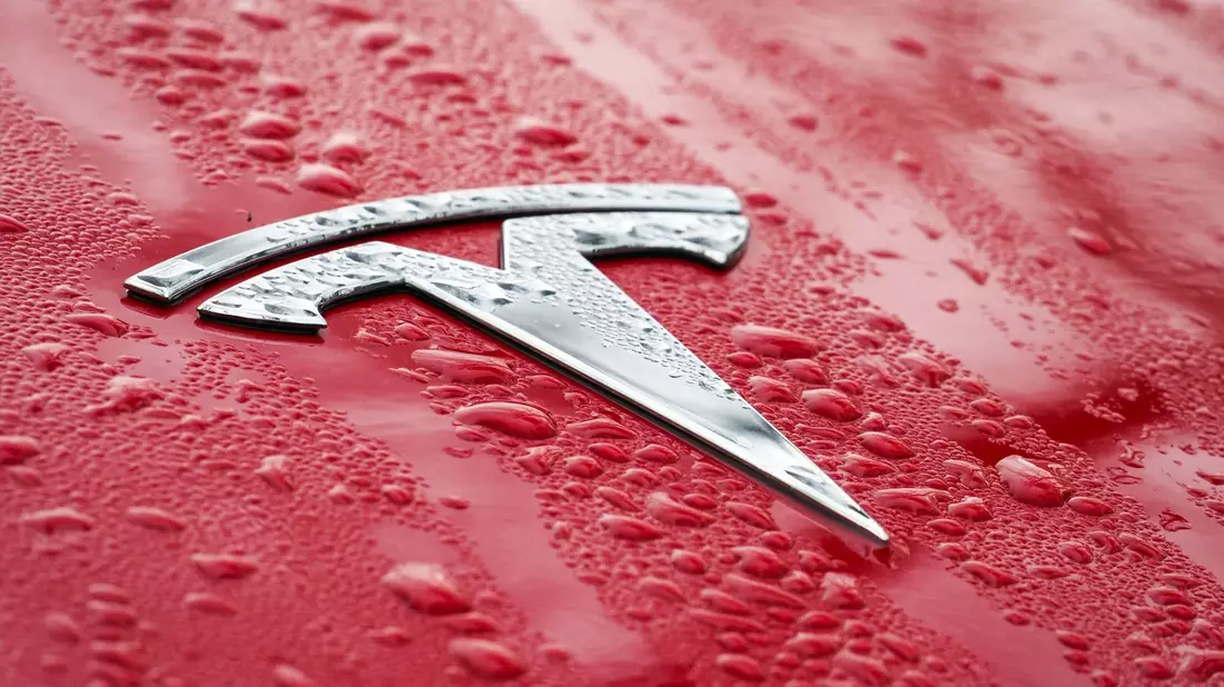 Firmenchef Elon Musk versprach diese Woche abermals selbstfahrende Tesla-Autos. - Bild: Soeren Stache/dpa-Zentralbild/dpa