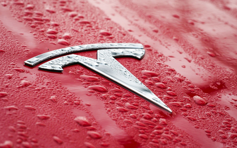 Firmenchef Elon Musk versprach diese Woche abermals selbstfahrende Tesla-Autos. - Foto: Soeren Stache/dpa-Zentralbild/dpa