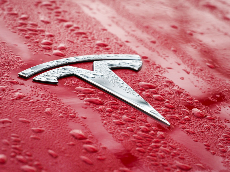 Firmenchef Elon Musk versprach diese Woche abermals selbstfahrende Tesla-Autos. - Foto: Soeren Stache/dpa-Zentralbild/dpa