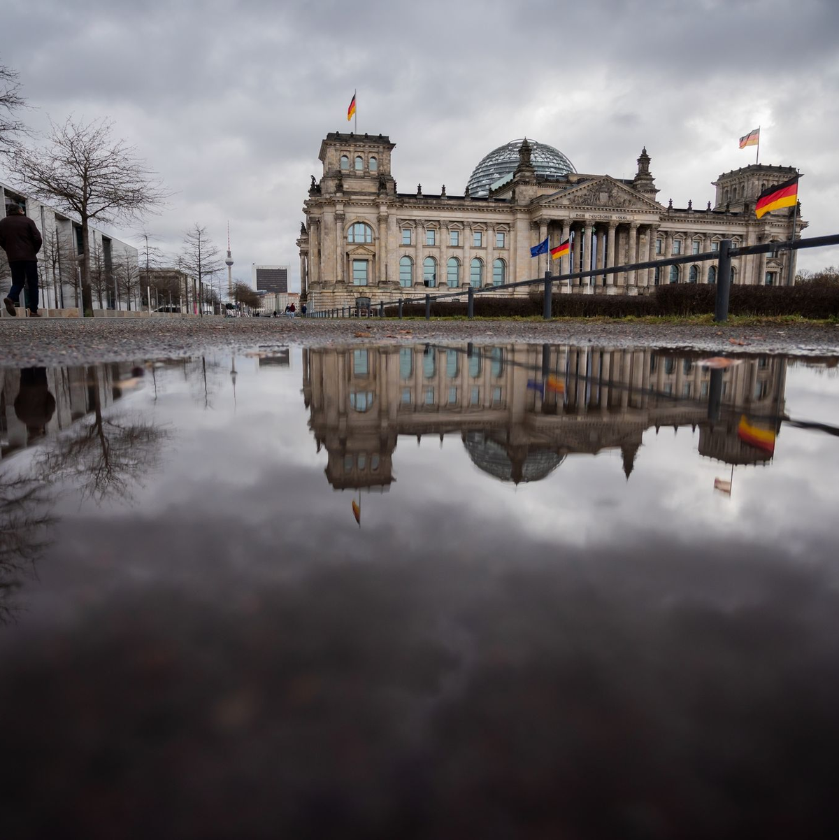 Der leere Plenarsaal des Deutschen Bundestages. - Foto: Christoph Soeder/dpa