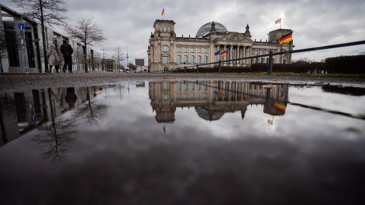 Der leere Plenarsaal des Deutschen Bundestages. - Foto: Christoph Soeder/dpa