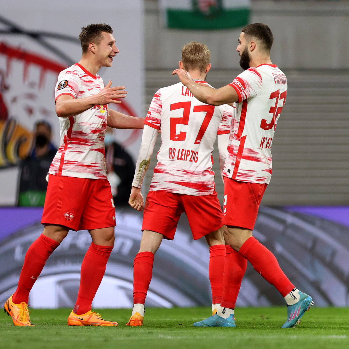 Portugal kam durch ein Eigentor des tschechischen Verteidigers Robin Hranac (M) zum Ausgleich. - Foto: Jan Woitas/dpa