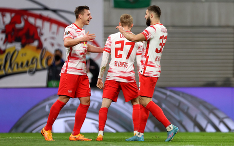 Portugal kam durch ein Eigentor des tschechischen Verteidigers Robin Hranac (M) zum Ausgleich. - Foto: Jan Woitas/dpa