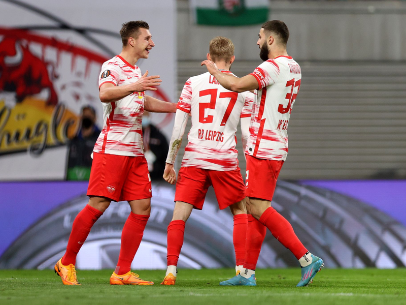 Portugal kam durch ein Eigentor des tschechischen Verteidigers Robin Hranac (M) zum Ausgleich. - Foto: Jan Woitas/dpa