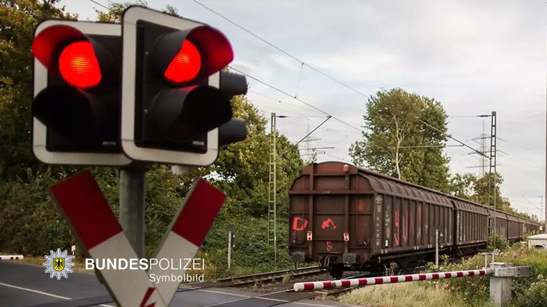 BPOL-KS: Unbekannter beschädigt Bahnanlagen am Bahnübergang - Bild: presseportal.de