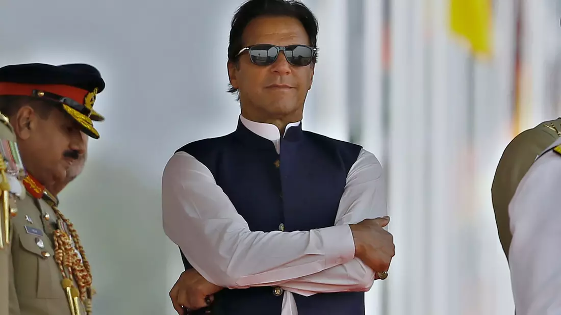 Während seiner Amtszeit von 2018 bis 2022 verhängte auch er Ausreiseverbote über mehrere Oppositionspolitiker: Imran Khan. - Bild: Anjum Naveed/AP/dpa