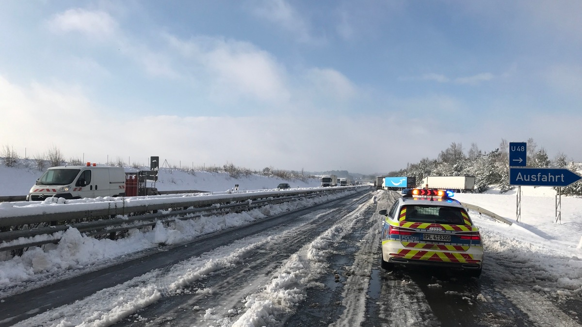 POL-H: Öffentlichkeitsfahndung: Täterpärchen nach Diebstahl und Computerbetrug in Hannover-Südstadt gesucht - Foto: presseportal.de