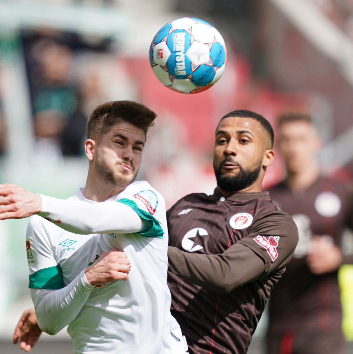Hamburgs Robert Glatzel im Luftzweikampf gegen die Stuttgarter Atakan Karazor (l) und Konstantinos Mavropanos. - Foto: Marcus Brandt/dpa