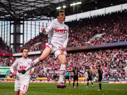  Kacper Potulski vom FSV Mainz 05 klärt einen Schuss von Kölns Jakub Kaminski.  - Foto: Marius Becker/dpa