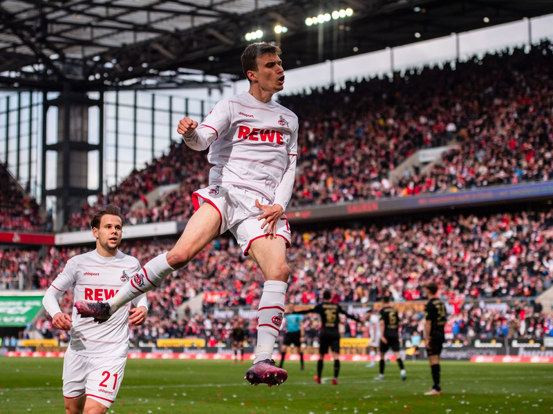  Kacper Potulski vom FSV Mainz 05 klärt einen Schuss von Kölns Jakub Kaminski.  - Foto: Marius Becker/dpa
