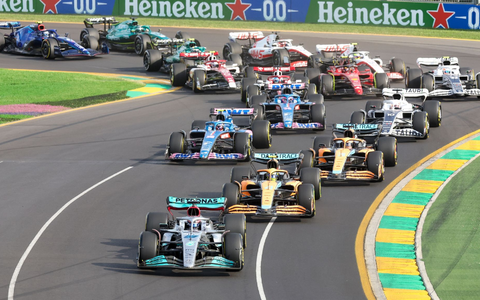 Carlos Sainz muss im kommenden Jahr seinen Platz bei Ferrari freimachen. - Foto: Asanka Brendon Ratnayake/AP/dpa