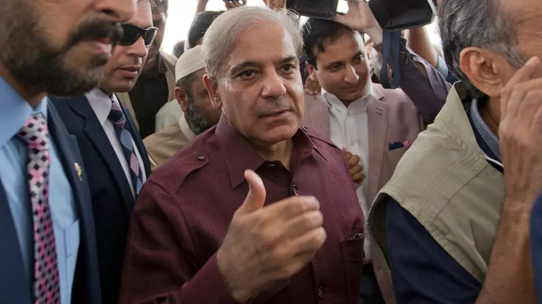Pakistans Premierminister Shehbaz Sharif hat angekündigt, das Parlament vor Ablauf der Legislaturperiode aufzulösen. - Bild: B.K. Bangash/AP/dpa