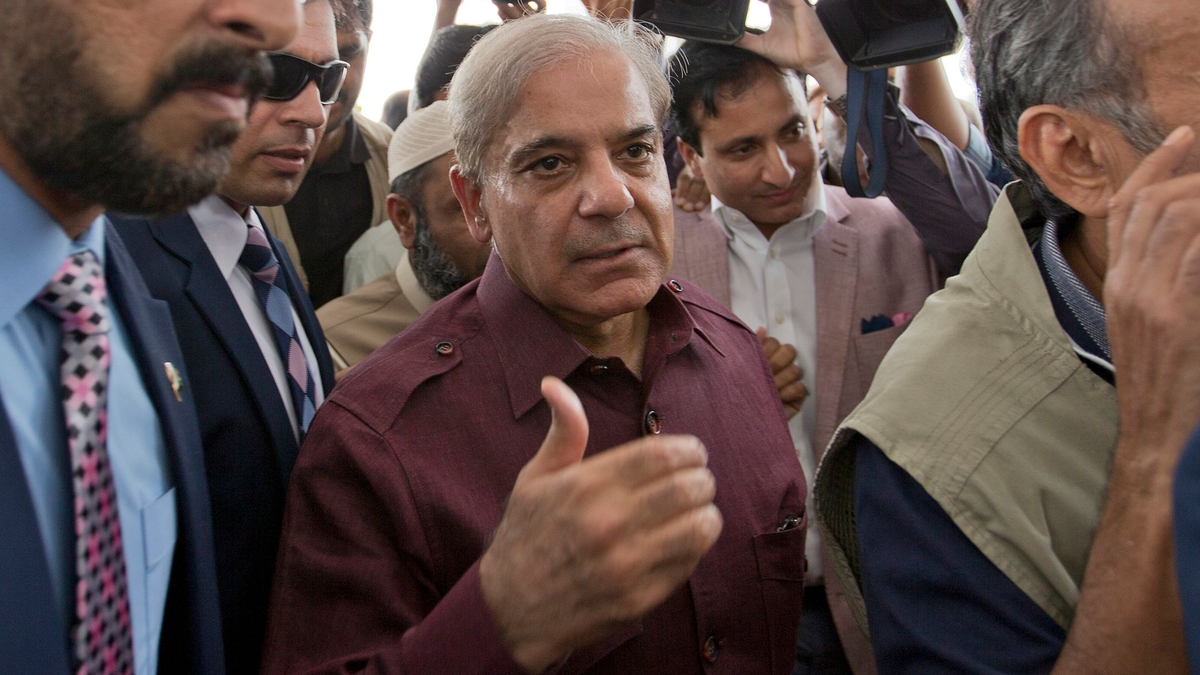 Pakistans Premierminister Shehbaz Sharif hat angekündigt, das Parlament vor Ablauf der Legislaturperiode aufzulösen. - Foto: B.K. Bangash/AP/dpa