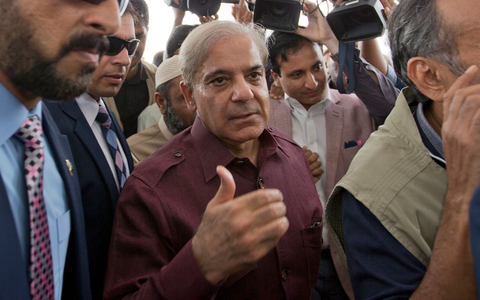 Pakistans Premierminister Shehbaz Sharif hat angekündigt, das Parlament vor Ablauf der Legislaturperiode aufzulösen. - Foto: B.K. Bangash/AP/dpa