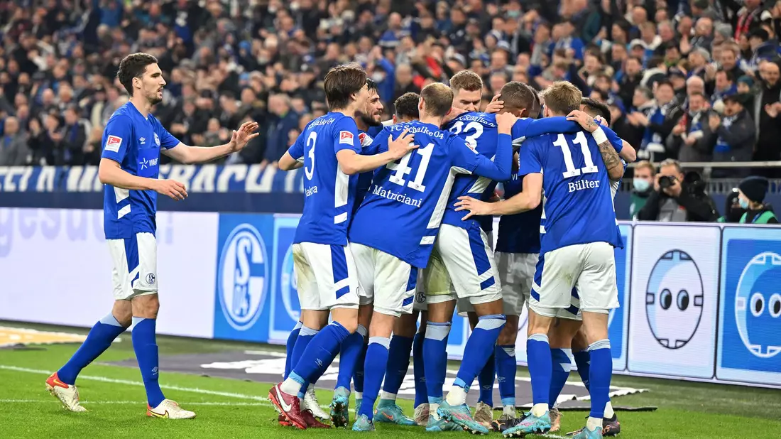 Nach dem Sieg gegen Hannover machte sicht bei Schalkes Profi vor allem Erleichterung breit. - Bild: David Inderlied/dpa
