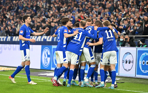 Nach dem Sieg gegen Hannover machte sicht bei Schalkes Profi vor allem Erleichterung breit. - Foto: David Inderlied/dpa