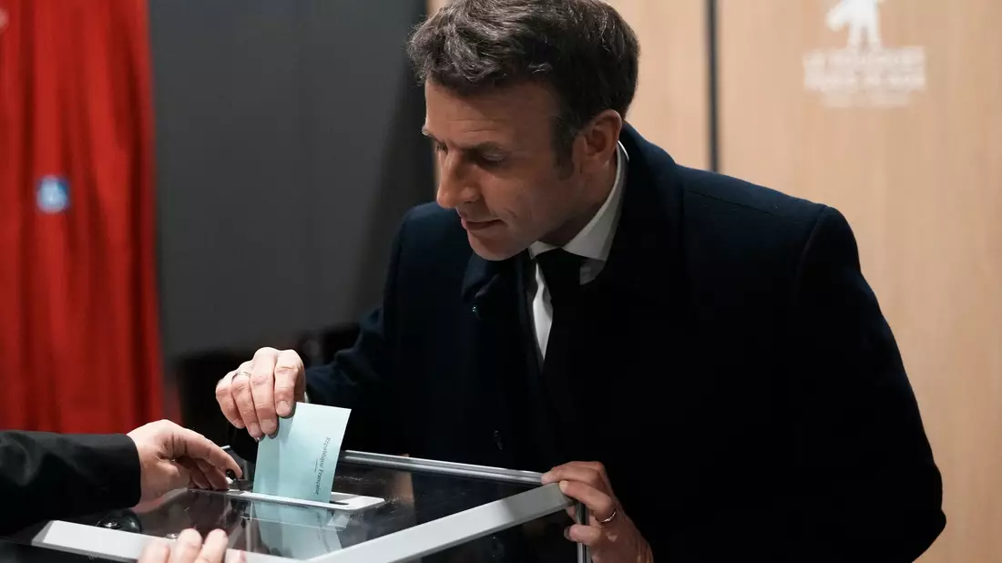 Auf Stippvisite in Deutschland: Emmanuel Macron. - Bild: Thibault Camus/AP/dpa