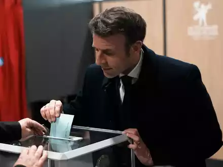 Auf Stippvisite in Deutschland: Emmanuel Macron. - Foto: Thibault Camus/AP/dpa