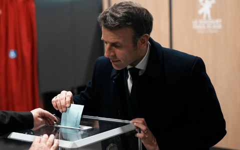 Auf Stippvisite in Deutschland: Emmanuel Macron. - Foto: Thibault Camus/AP/dpa