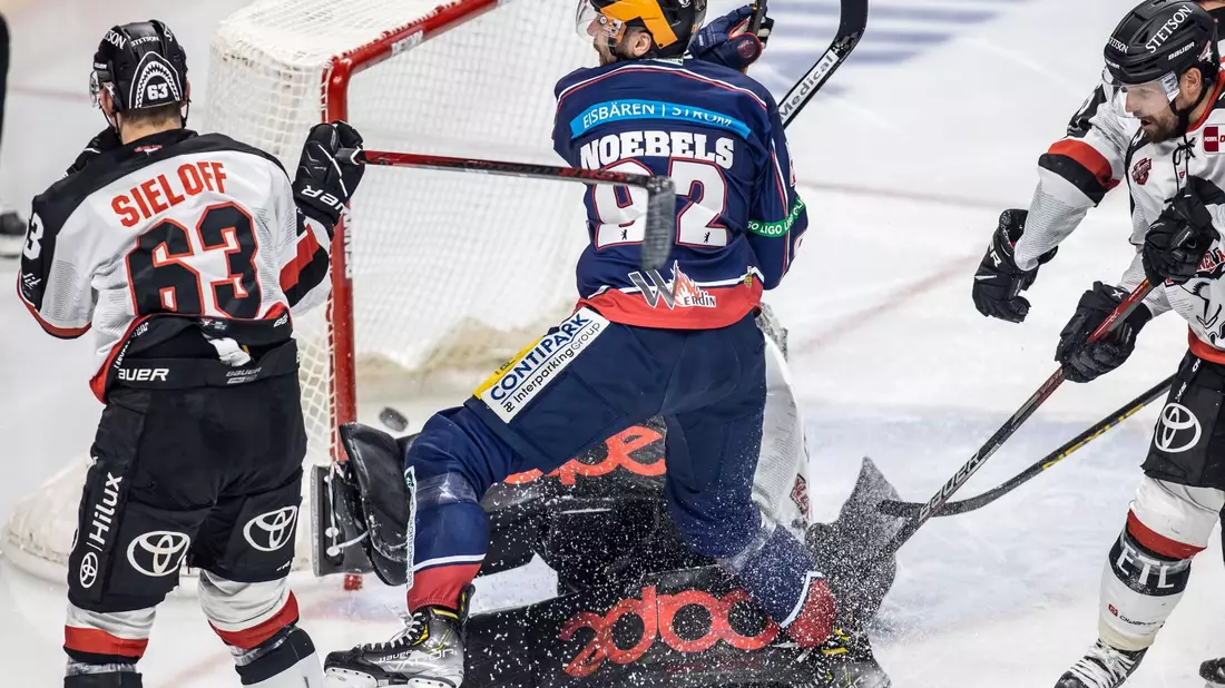 Nationalspieler Leonhard Pföderl (2. v.l.) gelang beim Sieg der Eisbären Berlin im dritten DEL-Finale gegen die Kölner Haie ein Hattrick.  - Bild: Andreas Gora/dpa