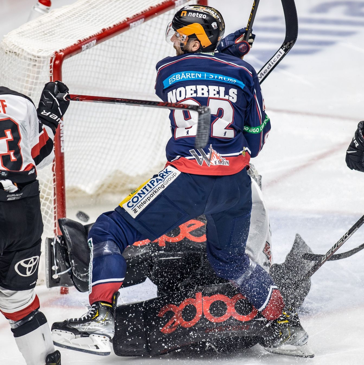 Auch vor den Spielen gedenken die Eisbären Berlin ihres verstorbenen Teamkollegen Tobias Eder. - Foto: Andreas Gora/dpa