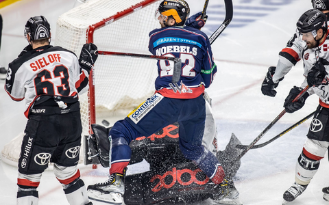 Marcel Noebels (l.) feiert mit seinen Teamkollegen von den Eisbären Berlin das Tor zum 4:0 im entscheidenden Finale gegen Köln. - Foto: Andreas Gora/dpa