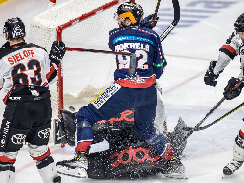 Meistertrainer Serge Aubin wird nach dem Erfolg mit Lob überschüttet.  - Foto: Andreas Gora/dpa