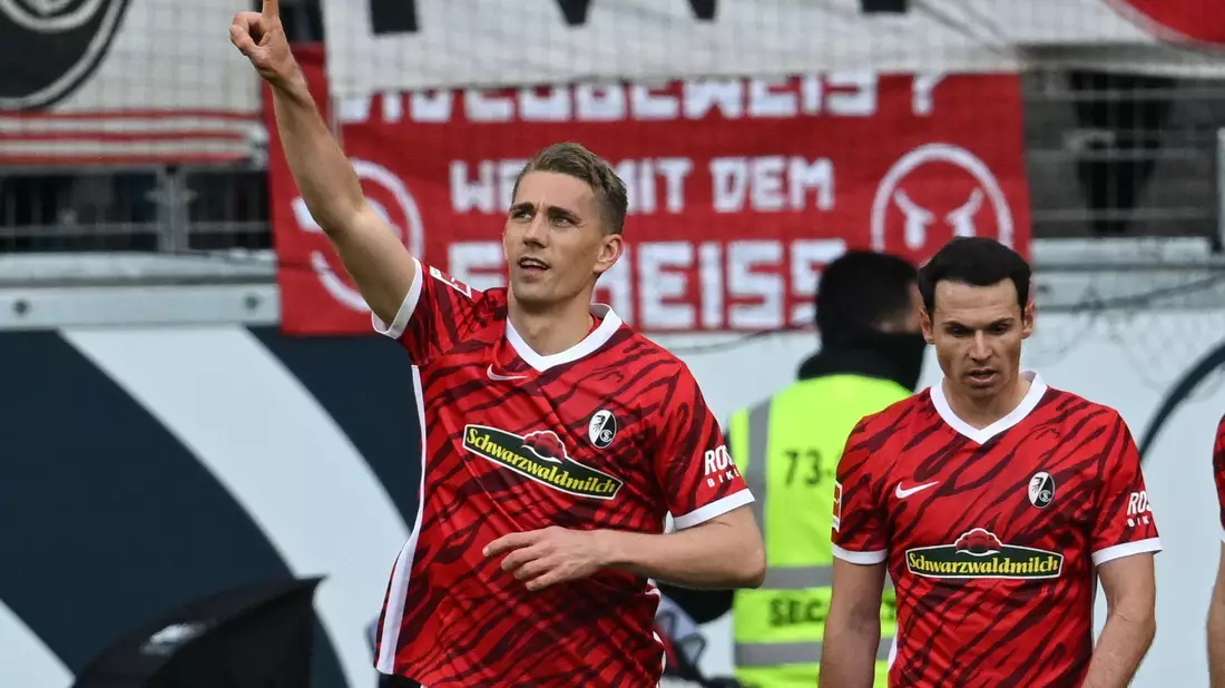 Champions-League-Plätze knapp verpasst: Freiburgs Michael Gregoritsch ärgert sich beim 1:2 bei Eintracht Frankfurt. - Bild: Arne Dedert/dpa