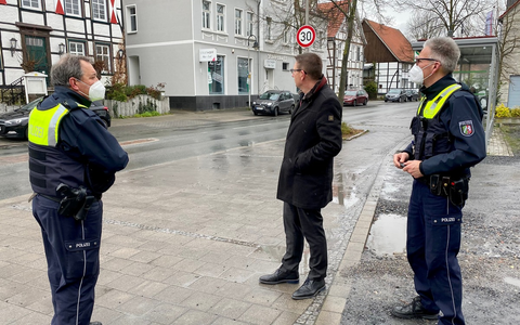 HZA-SW: Schwarzarbeit zwischen Bartrasur und Nagelpflege - Regionale Sonderprüfung des Schweinfurter Zolls im Friseur- und Kosmetikgewerbe - Foto: presseportal.de