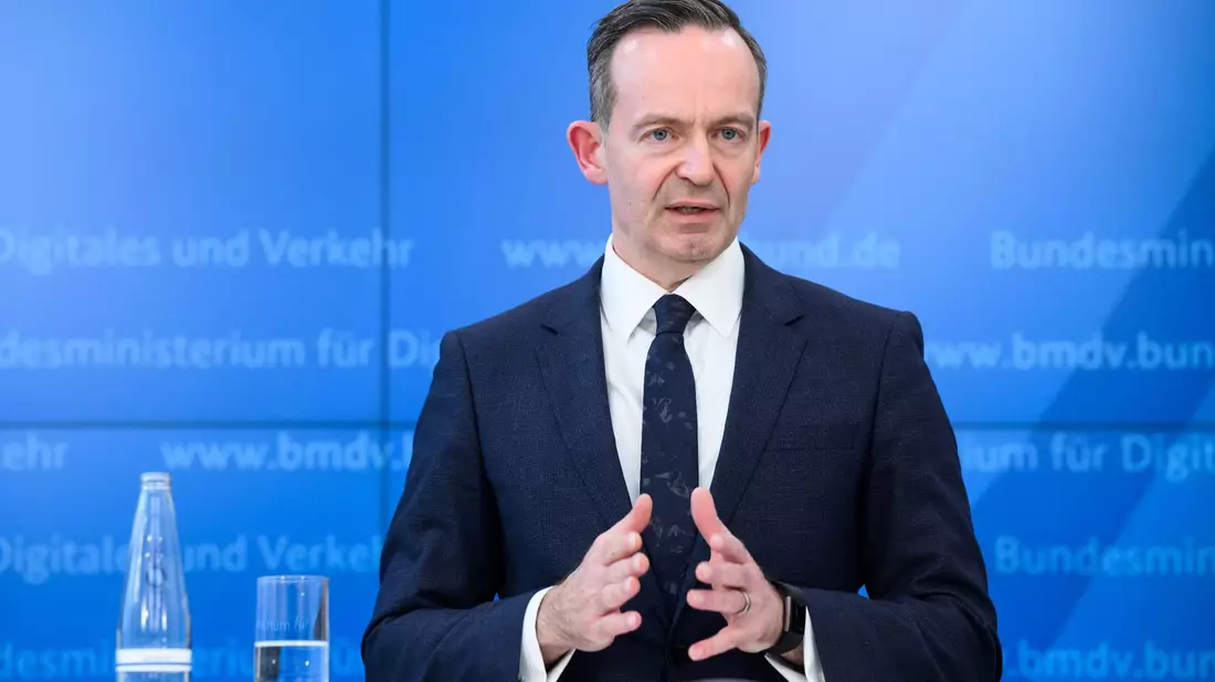 «Kraftakt und klares Bekenntnis zur Schiene»: Volker Wissing. - Bild: Bernd von Jutrczenka/dpa