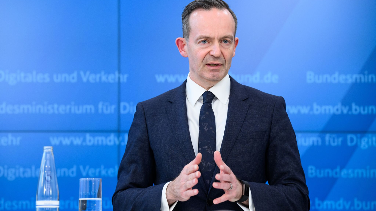 «Kraftakt und klares Bekenntnis zur Schiene»: Volker Wissing. - Foto: Bernd von Jutrczenka/dpa